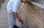 Paciente de Daño Cerebral cogiendo agua para regar en el Huerto Urbano