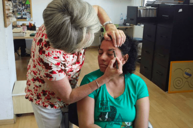 Lecciones de maquillaje para personas con daño cerebral
