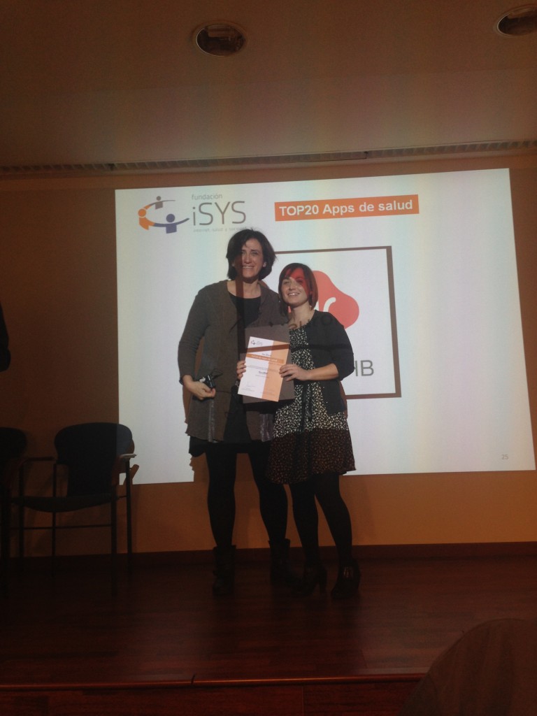 Nuestra coordinadora Loles Navarro recibindo el diploma por ser la segunda mejor app de salud en el rankingiSYS