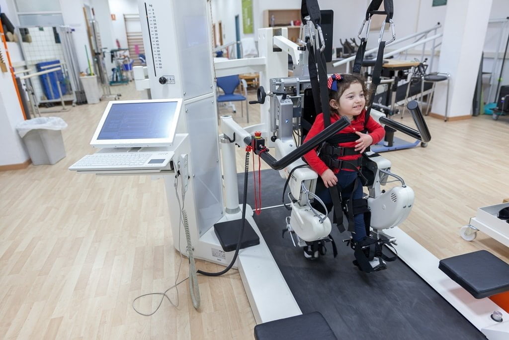 Niña con parálisis cerebral en una sesión de rehabilitación con el Robot Lokomat