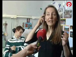 Madre de Sergio explicando el caso de su hijo, paciente del Servicio de Daño Cerebral de Hospitales vithas