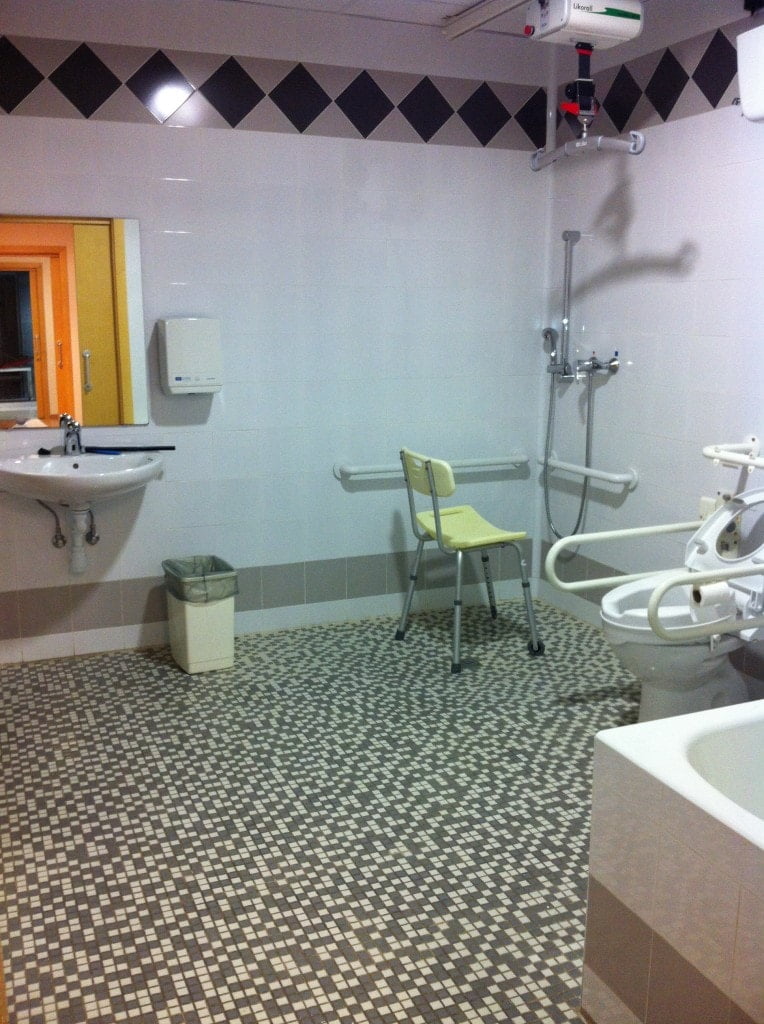 Imagen del baño adaptado del piso domótico