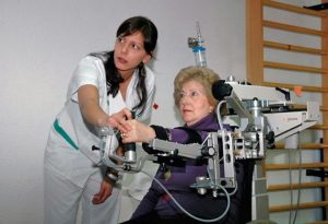Paciente de daño cerebral en su rehabilitación con el robot Armeo