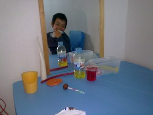 Paciente del Servicio de Neurorrehabilitación Pediátrica en una de sus sesiones de Logopedia