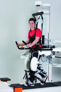 Imagen de un chico adulto en una sesión de lokomat