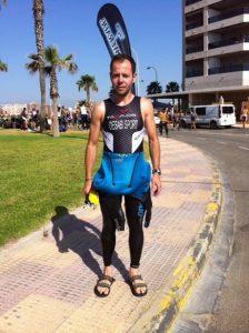 Foto de David paciente del centro de daño cerebral de Hospitales vithas en su primer triatlón