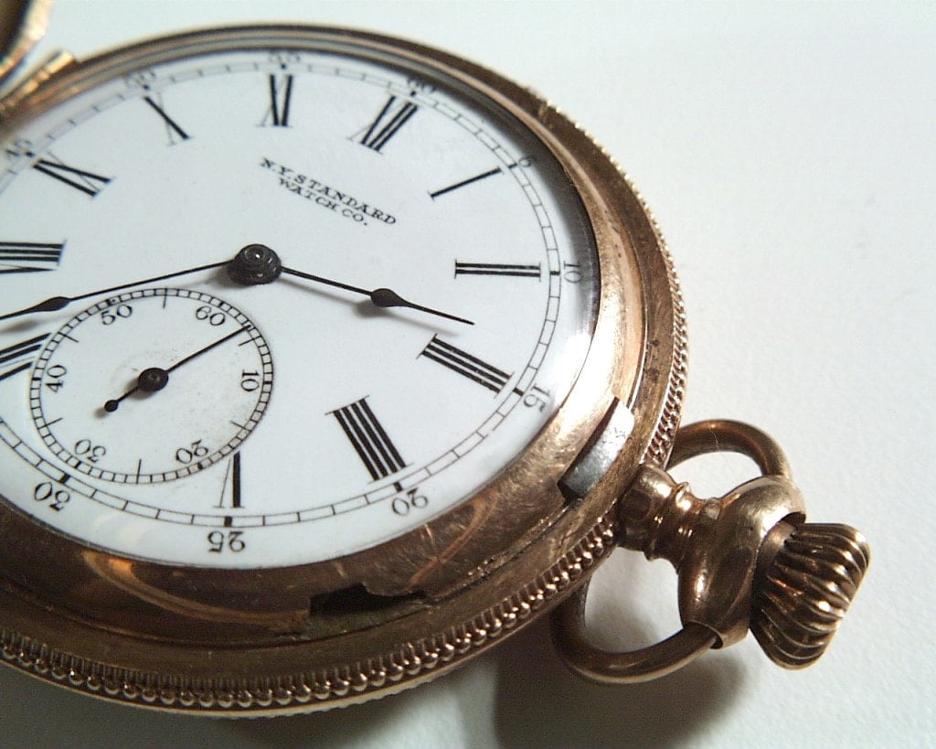 Imagen de un reloj que representa la velocidad de procesamiento relacionada con el daño cerebral
