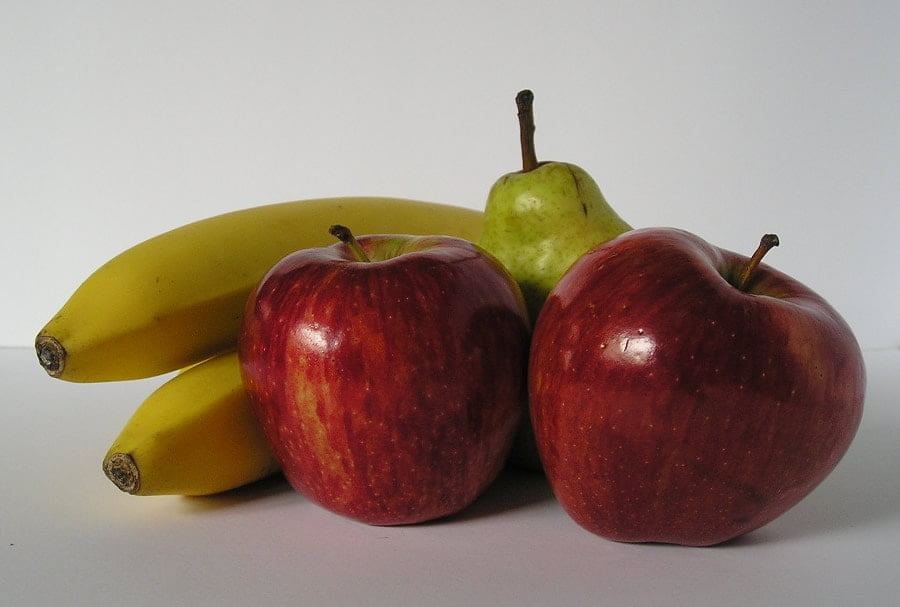 Estos plátanos y manzanas son ejemplos que representan las consistencias mixtas en Disfagia