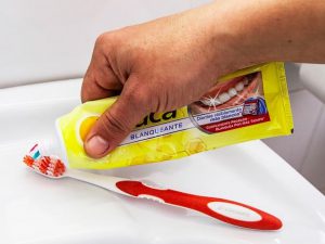 Imagen de una actividad básica de la vida diaria para explicar las apraxias