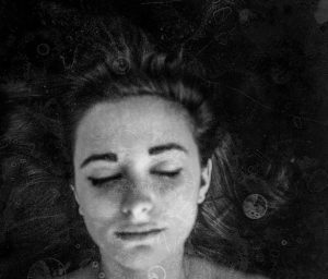 Los pacientes que se encuentran en estos estados alterados de conciencia, tienen como caballo de batalla, mantener un nivel de Alerta o Atención Arousal lo suficientemente estable frente a la fatiga y somnolencia