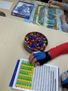 La información visual se transmite de forma jerárquica, tiene funciones separadas y está muy especializada.