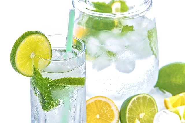 El agua con limón, aliado contra la deshidratación en verano