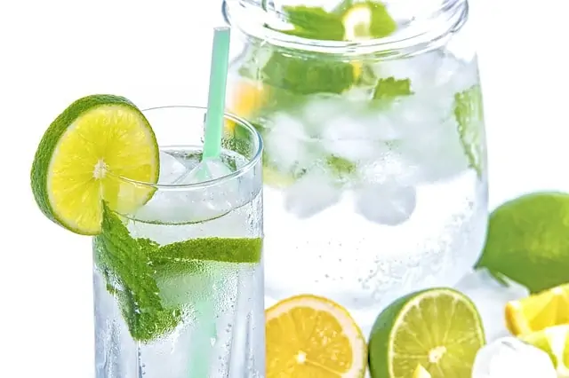 El agua con limón, aliado contra la deshidratación en verano