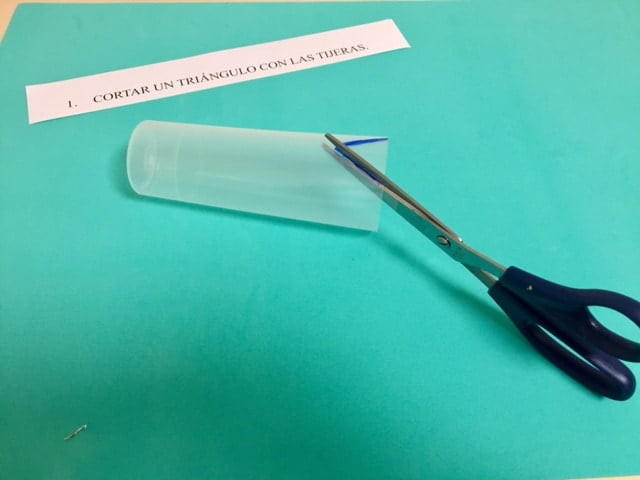 Primer paso de la adaptación de un vaso de plástico para un paciente con disfagia