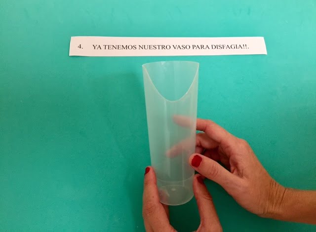 Cuarto paso de la adaptación de un vaso de plástico para un paciente con disfagia