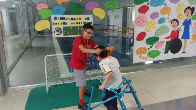 Niños del Servicio NeuroRehabilitación de Hospitales vithas en un Campeonato de fútbol adaptado