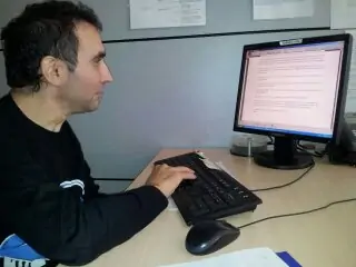 Persona con daño cerebral comunicándose a través de la escritura por ordenador