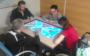 Grupos de trabajo de pacientes del Instituto de Rehabilitación Neurológica de Hospitales vithas en nuestras diferentes áreas (neuropsicología, terapia ocupacional, logopedia, fisioterapia, nutrición...), ya sea mediante talleres específicos o en sesiones diarias