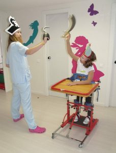 Bipedestador. Rehabilitación en el Instituto de Rehabilitación Neurológica Pediátrica del Hospital Vithas vithas Virgen de Consuelo