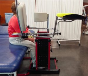 Paciente del Instituto de Rehabilitación Neurológica en una sesión de fisioterapia con un bipedestador