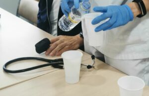 Sesión de logopedia en Irenea Sevilla con un paciente neurológico. Prevención hipertermia