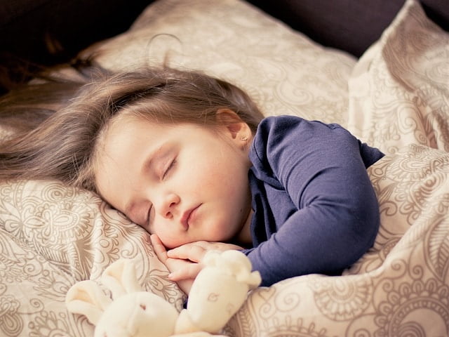 una de las principales recomendaciones al niño con epilepsia es realizar una buena higiene del sueño para favorecer tanto al sueño como a la epilepsia en sí