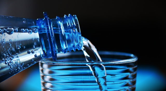 Para evitar la deshidratación, la cantidad de líquidos diaria consumida debería ser de 1.500 ml al día, sin contar los líquidos ingeridos con la dieta
