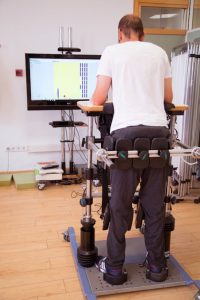 En la rehabilitación de la marcha intervienen factores clínicos y cognitivos además de los aspectos motores específicos