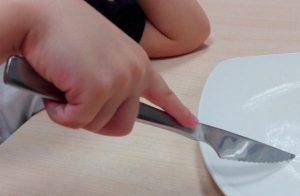 Desarrollo de los agarres en la infancia. El uso de cubiertos en niños.