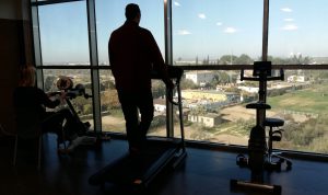 Pacientes del Instituto de Rehabilitación Neurológica de Vithas Hospital vithas Sevilla realizando ejercicios aeróbicos tras un TCE