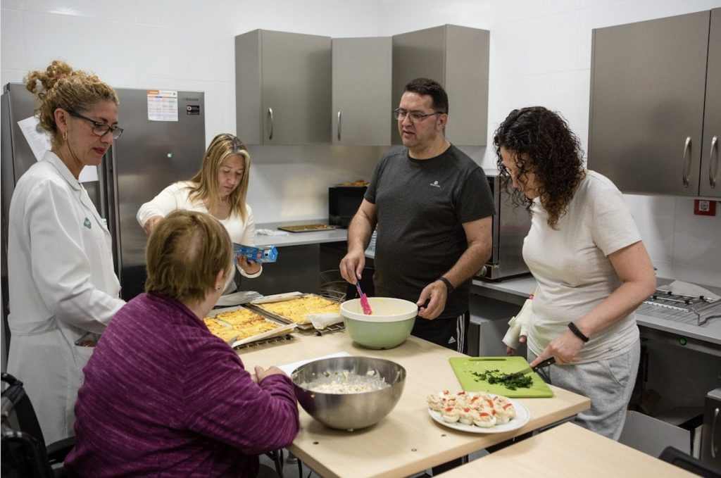 Taller de cocina en terapia ocupacional como parte de las sesiones grupales para la rehabilitación de daño cerebral