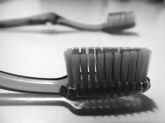 Imagen de un cepillo de dientes para prevenir patologías de la cavidad oral en personas con daño cerebral