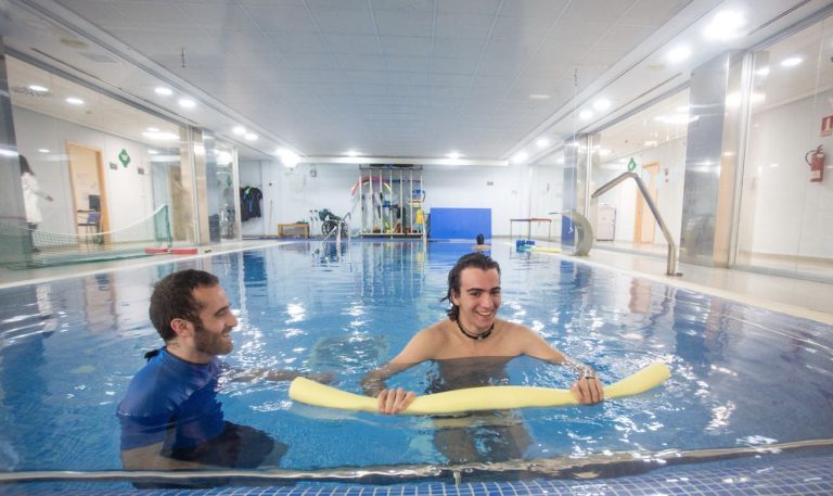 Fisioterapia en piscina en el Instituto de Rehabilitación Neurológica - IRENEA vithas Aguas Vivas