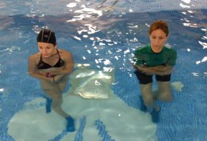 El Ai Chi es una técnica de ejercicio acuático que combina postura, respiración y relajación y puede ayudar a prevenir las caídas en mayores