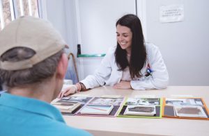 La memoria semántica se puede definir como un tipo de memoria de significados y conocimientos generales en la que no intervienen nuestras experiencias concretas, ni el recuerdo de sucesos puntuales