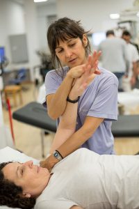 Sesión de fisioterapia de una paciente de Irenea. Temblor