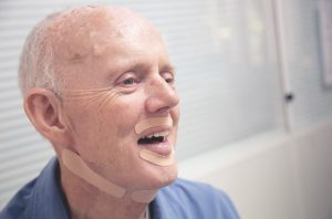 Tratamiento logopédico para trabajar todos los aspectos para poder mejorar el habla y la voz de una persona con parkinson