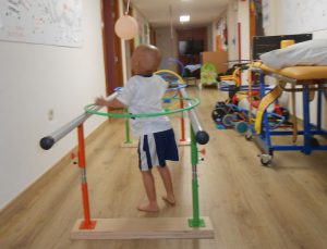 sesión de fisioterapia de un paciente de neurorrehabilitación pediatrica tras sufrir un tumor cerebral