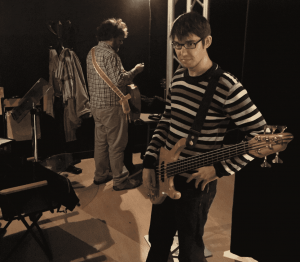 Imagen de Llorenç tocando con su grupo de música, tras sufrir el ictus. Músico con daño cerebral.