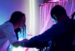 Sesión de rehabilitación de un paciente con estado alterado de la conciencia