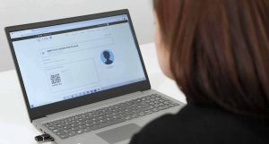 Paciente de daño cerebral realizando una sesión de teleneurorrehabilitación