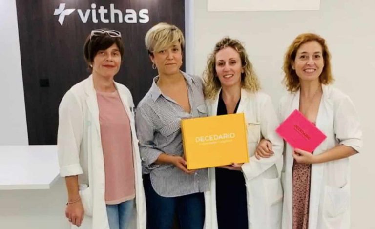 La ex paciente Diana Arias entregando su juego Decedario en Vithas IRENEA Valencia