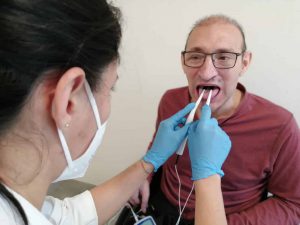 Logopeda utilizando las última técnicas de rehabilitación en el plan de tratamiento intensivo de disfagia