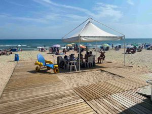 Silla adaptada que utiliza Llorenç para bañarse sin ayuda en el mar