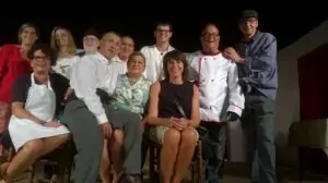 Grupo de teatro de Evaristo, ex paciente de Vithas IRENEA.