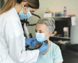 Paciente de Vithas IRENEA realizándole una exploración para ver la relación entre disfagia y neumonía