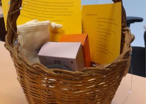 Cesta de regalo a la directora de Elche por su dedicación