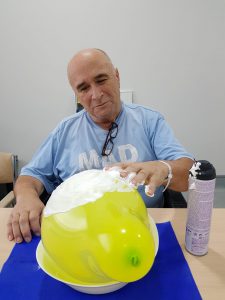 Paciente de Vithas IRENEA Vigo realizando una actividad de terapia ocupacional para aprender de nuevo a afeitarse