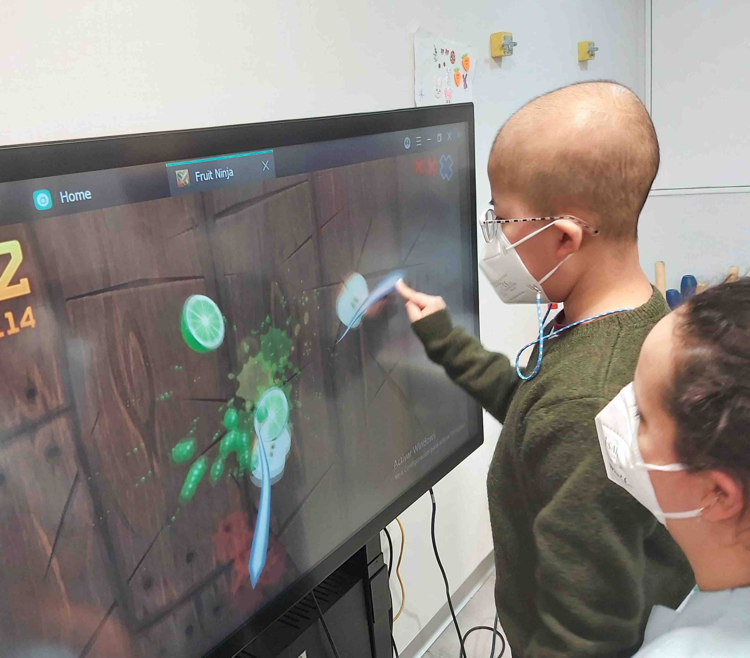 Niño que tras sufrir un tumor cerebral realiza una sesión de neurorrehabilitación