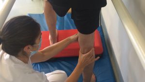 sesion de fisioterapia de un paciente con daño cerebral de IRENEA en vigo